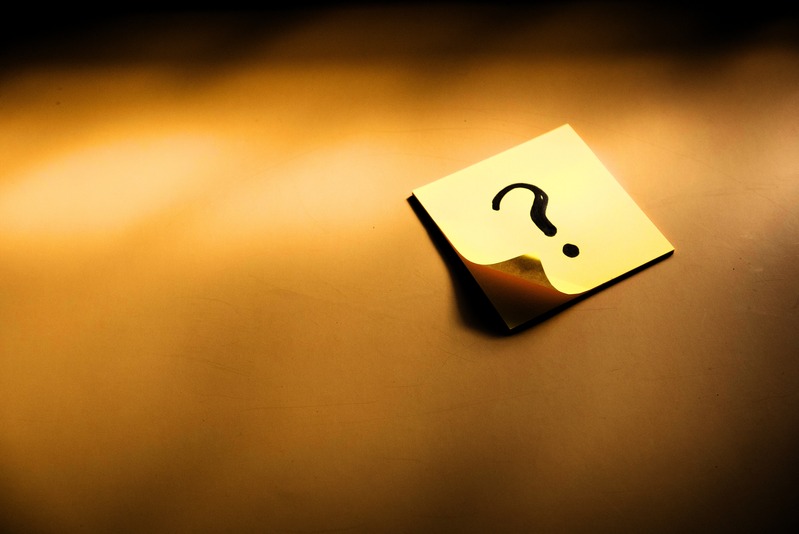 Ilustração de uma pessoa pensando com pontos de interrogação.